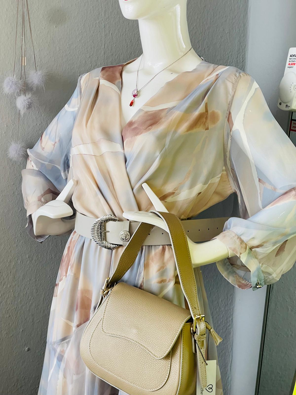 Accessoires und Tasche an einer Schaufensterpuppe
